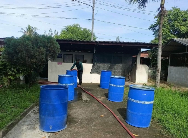 23-9-69 ลงพื้นที่นำรถบรรทุกน้ำออกให้บริการส่งน้ำ ให้กับ โรงเรียนบ้านสามร้อยยอด (บุณยรักษ์อุทิศ)