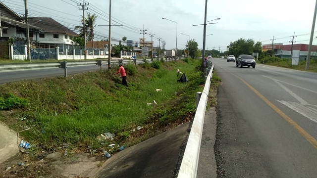 3-5-66 งานสาธารณสุขฯ ดำเนินการเก็บขยะเกาะกลางถนนศาลาลัย-ไร่ใหม่