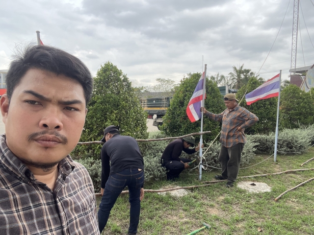 3-5-66 งานป้องกันฯ ติดตั้งโครงไม้หน้าเทศบาลตำบลไรเก่า และเก็บธงเกาะกลาง