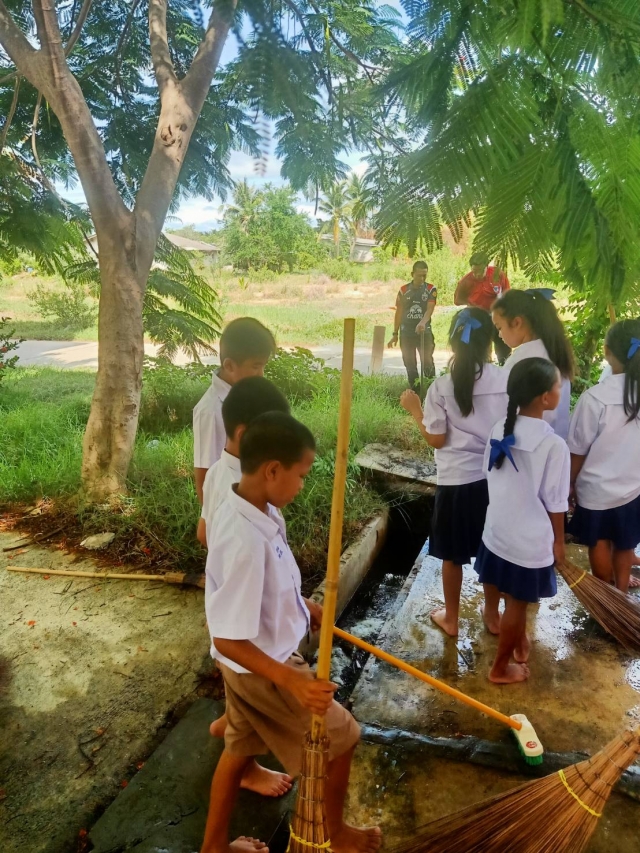 30-6-66 งานป้องกันฯ ล้างห้องน้ำ รร.ตาลเจ็ดยอด และติดป้ายหน้าสำนักงาน