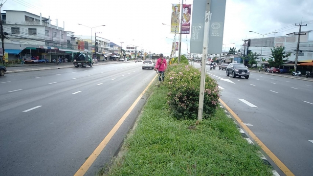 วันศุกร์ที่7ตค.65ตัดหญ้าเกาะกลางถนนตลาดไร่ใหม่