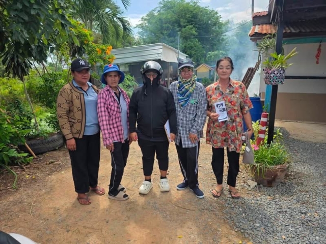 7-7-69 ดำเนินการฉีดพ่นหมอกควันกำจัดยุงลาย พร้อมรณรงค์ให้ความรู้แก่ประชาชน (ชุมชนสายกลาง)