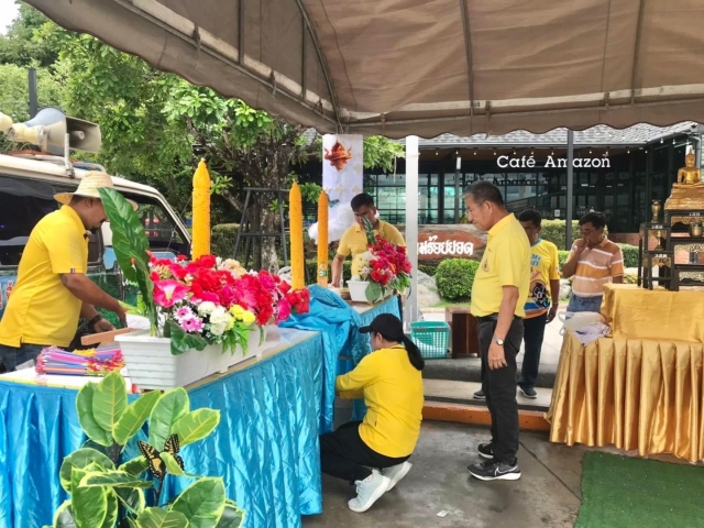 8-7-67 กองการศึกษาและพนักงานเทศบาลช่วยกันจัดสถานที่สำหรับหล่อเทียนพรรษา ณ ปั้มปตท.สามร้อยยอด 