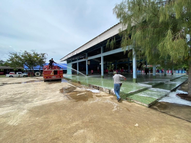 10-7-67 งานป้องกันและบรรเทาสาธารณภัย ดำเนินการทำความสะอาดและล้างพื้นในพื้นที่โรงเรียนบ้านศาลาลัย