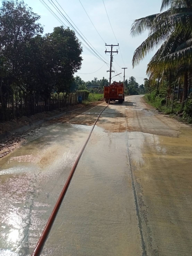 8 พ.ย. 65 งานป้องกันฯ ล้างถนนหน้าบ้านผู้ใหญ่นาจ