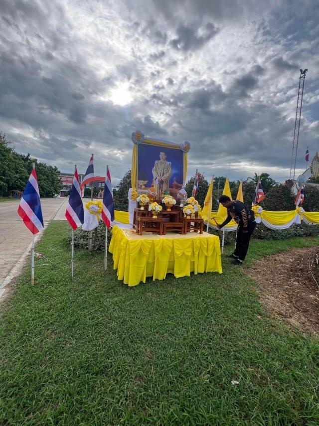 12-7-67 งานป้องกันฯ พร้อมด้วย ช่างไฟฟ้า ติดตั้งป้ายและติดตั้งธง  หน้าเทศบาลตำบลไร่เก่า