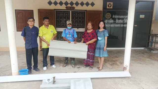 23-5-66 มอบวัสดุอุปกรณ์เพื่อซ่อมบ้านที่ถูกลมพายุพัด หลังคาบ้านได้รับความเสียหาย