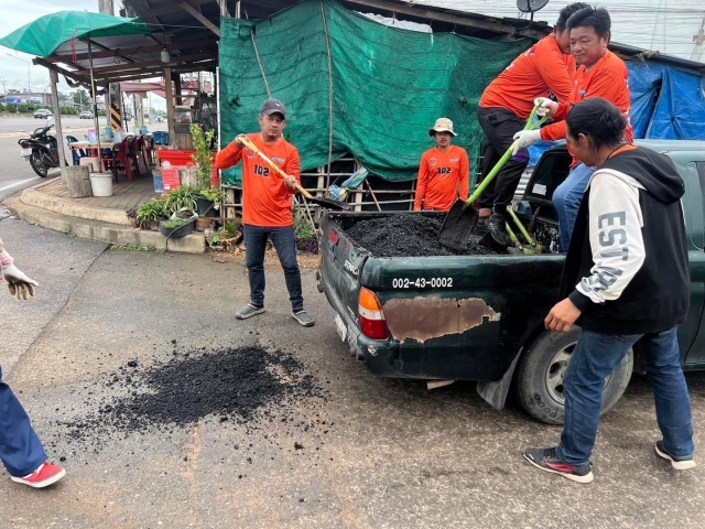 24-6-67 งานป้องกันฯนำยางมะยางไปซ่อมแซมถนนที่ชำรุดในพื้นที่
