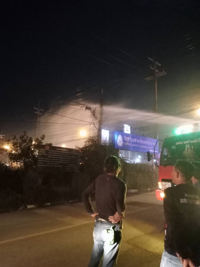 26-1-67 งานป้องกันฯ ดับเพลิงไหม้เสาไฟฟ้าปากทางเข้าโรงเรียน สว.