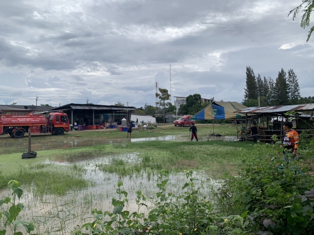 28ตค.65งานป้องกันฯขุดร่องน้ำเพื่อระบายน้ำออก บ้านเสริมบริการ ม.3 ไร่เก่า