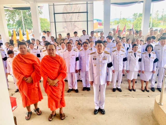 26-10-68ร่วมสรงน้ำพระบรมศพ เบื้องหน้าพระฉายาลักษณ์สมเด็จพระนางเจ้าสิริกิติ์พระบรมราชินีนาถ 